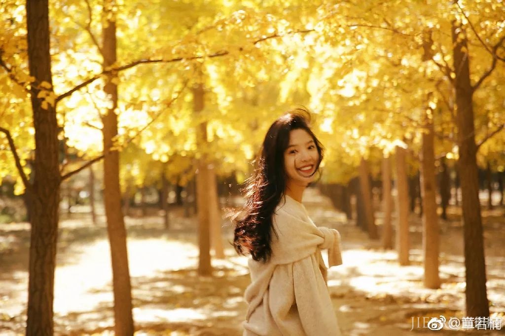 章若楠凭颜值走红,其实她的衣品更能拯救你“错买”的钱包!