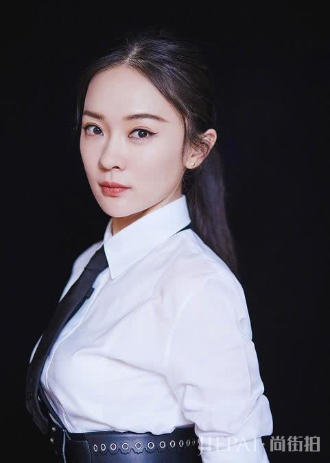 霍思燕参加活动，穿“校服裙”年轻又减龄，嫩成大学生