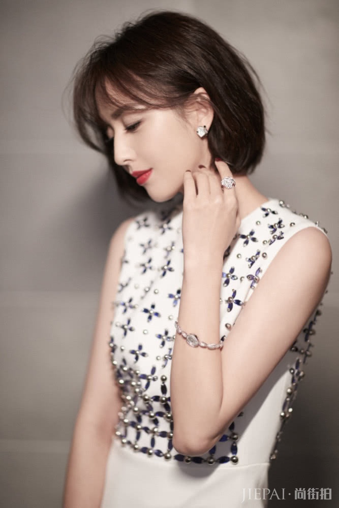 佟丽娅出席活动,穿白色连衣裙美成仙