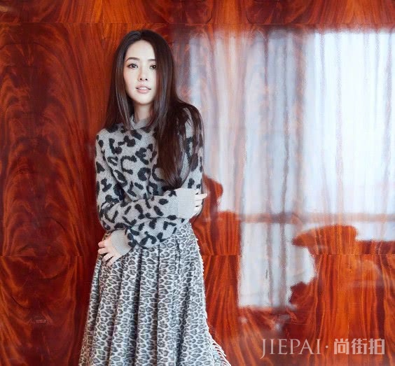 郭碧婷衣服领口这么低,大冬天的不怕冷吗?