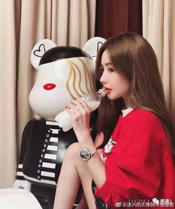 周扬青和杨冥长的有点像?但你更喜欢谁的穿搭呢?