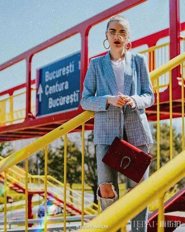 谁说红色显low？这位博主把红色穿成时尚大片，每张街拍都美到窒息！