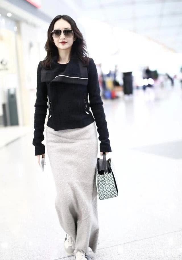 王鸥现身机场,涂红唇穿潮装,身上的“起球”针织裙又要火?