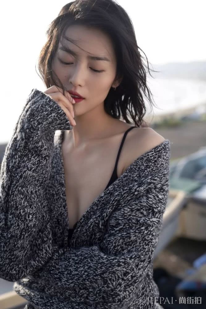 想在秋冬穿得又美又有风情，这五个单品选一就行