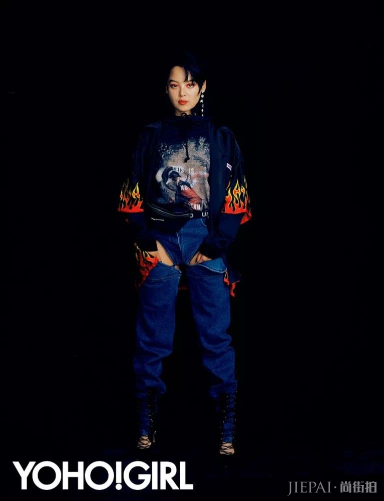 辛芷蕾的手机壳上,大写着“老子会火”。