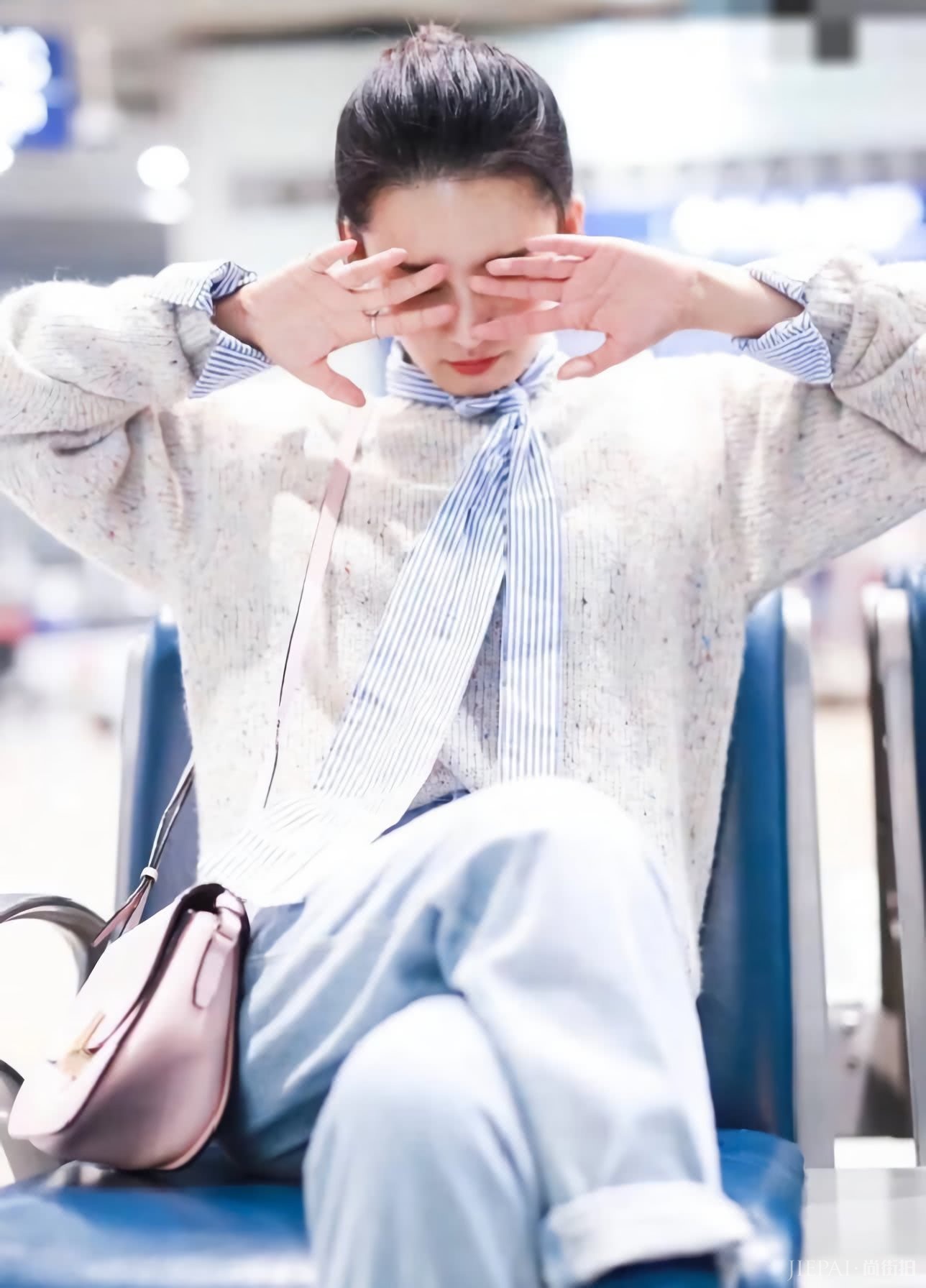 李沁乖宝宝“蓝色气球袜”裹脚踝！