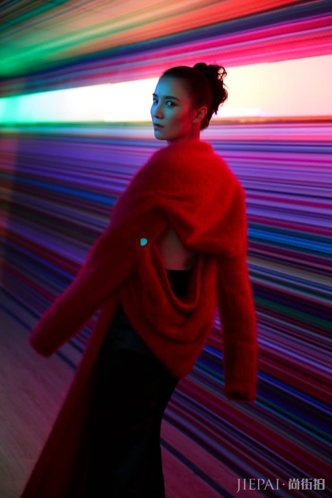 宋佳在鞋跟上镶个“小方块”，网友：不怕摔