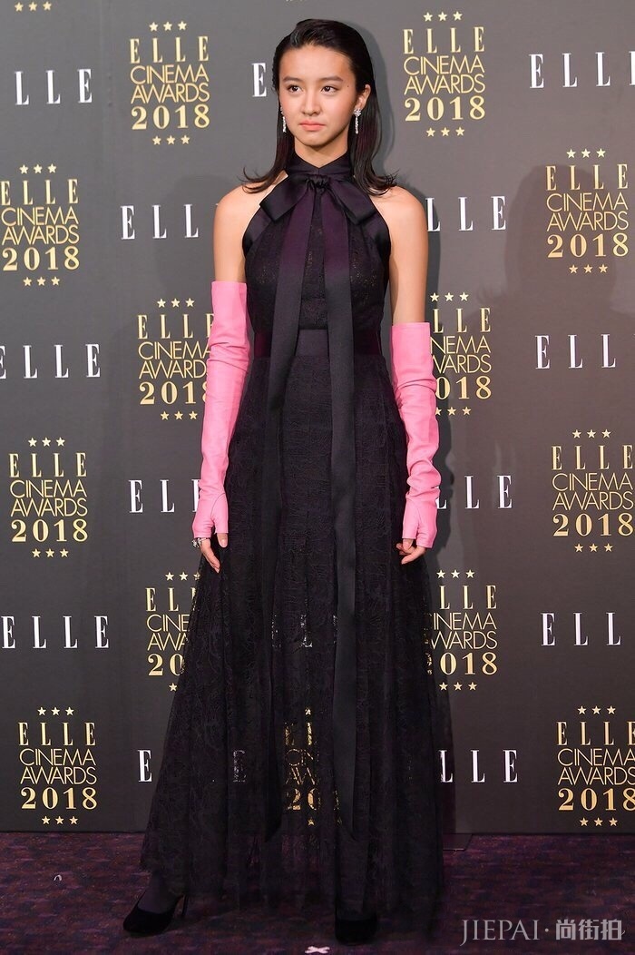 木村光希长裙配洗碗手套领奖,不料拿新人奖惹争议