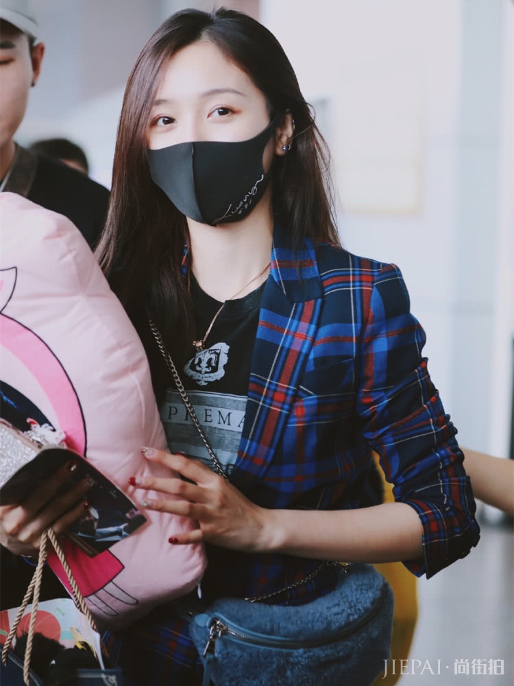 吴宣仪真会玩,格纹衬衫还配露腰装,真是美少女本人