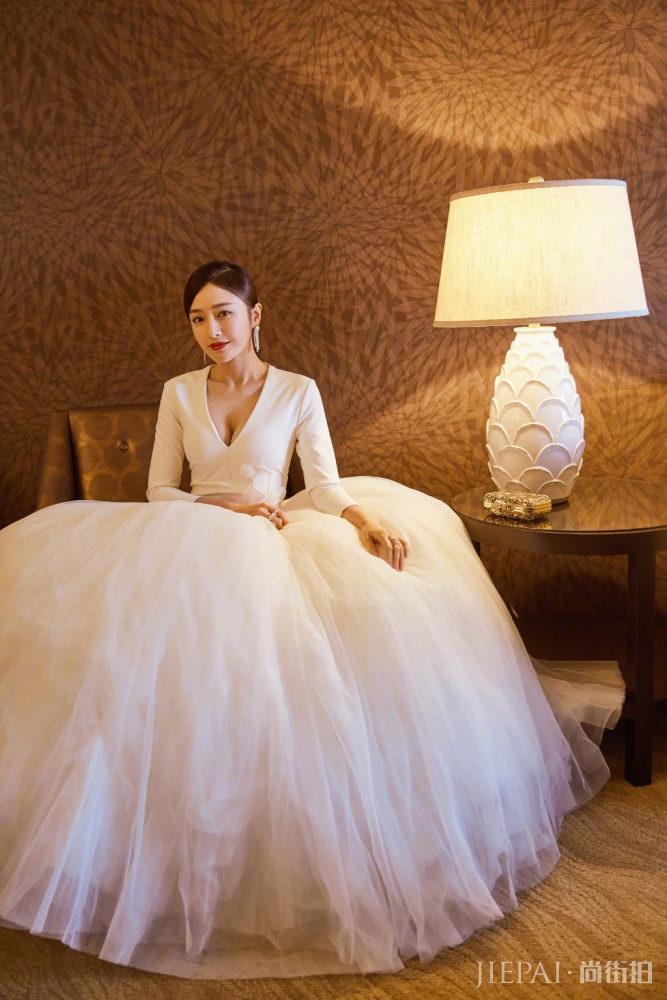 秦岚穿白色简直是绝配,红唇美到惊艳