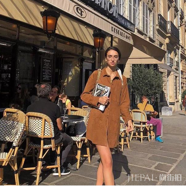 今年秋天这样穿:参考2位法国博主的日常穿搭,打造地道巴黎格调