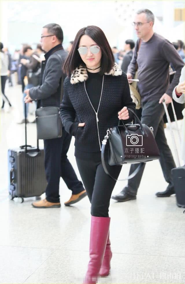 杨钰莹为扮嫩豁出去了,穿粉色靴子被网友嫌弃,还装什么少女