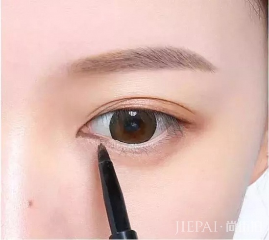 8个化妆小技巧 让你路人脸变女神