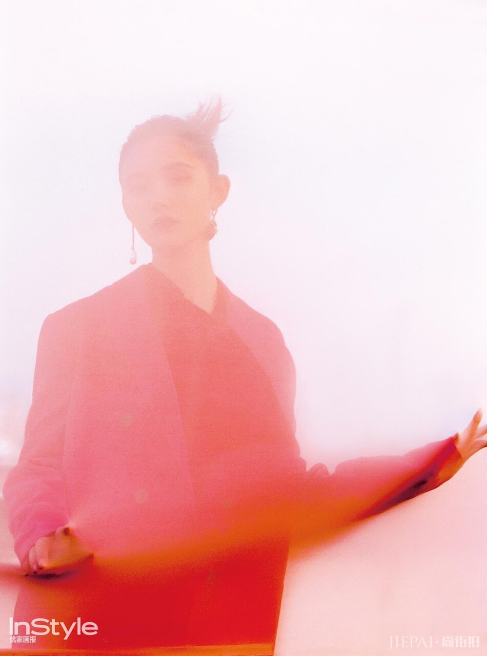 林允封面大片曝光 尽显少女灵动清新