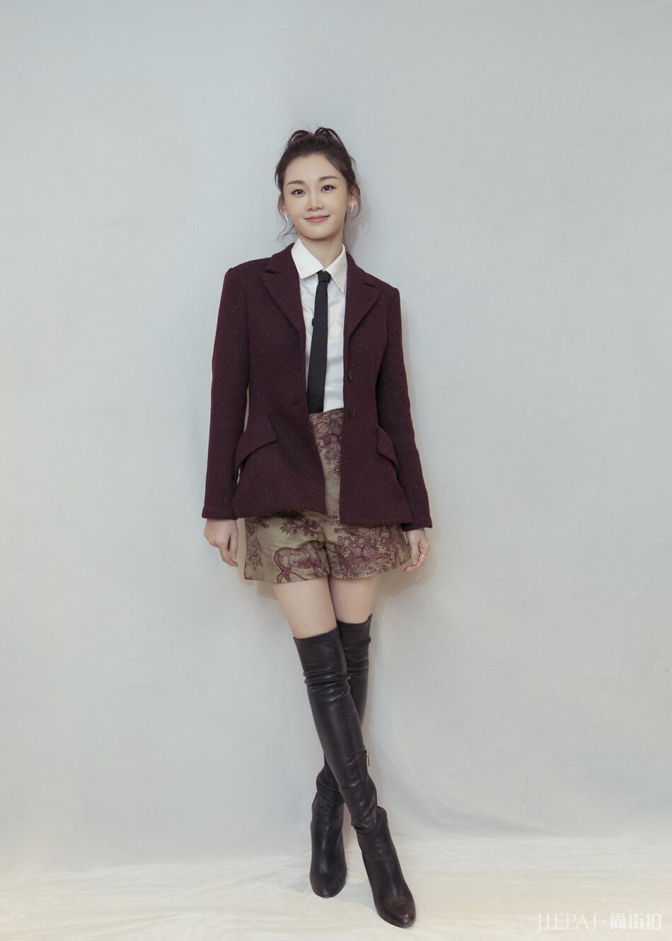 苗苗变身西服酷女孩 充满青春活力