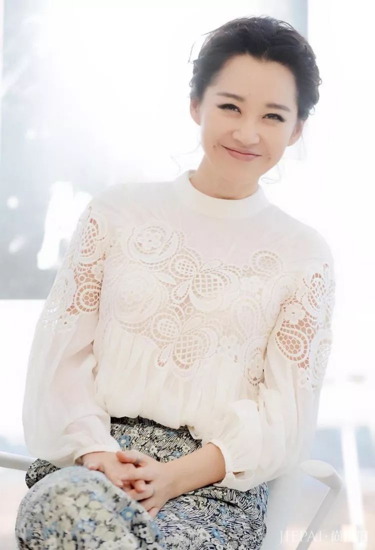 许晴活得像个孩子，各种时装穿搭不重样!