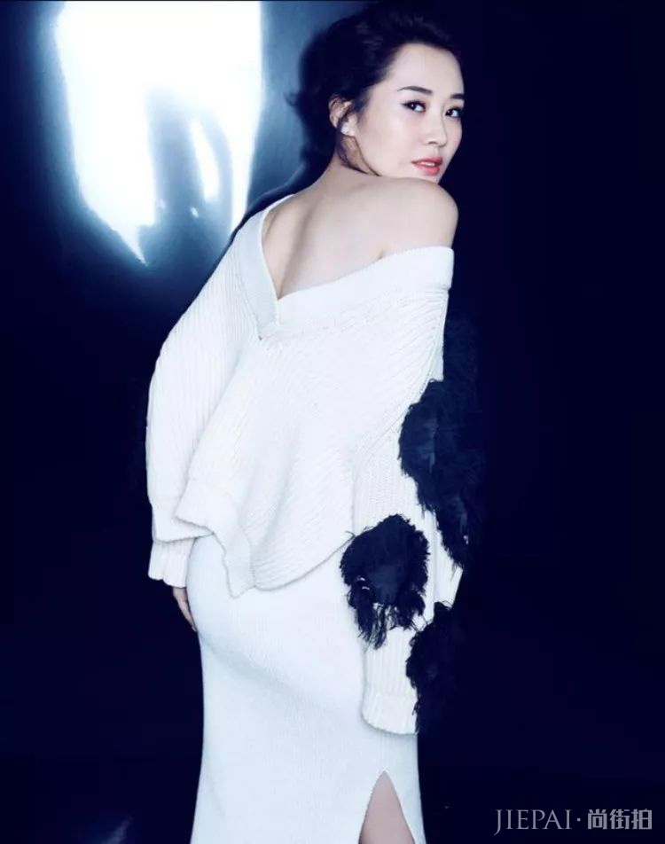 许晴活得像个孩子，各种时装穿搭不重样!