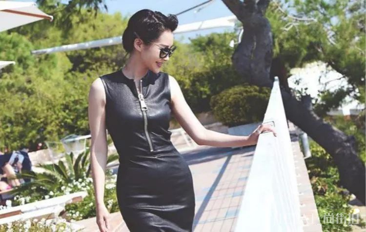 许晴活得像个孩子，各种时装穿搭不重样!