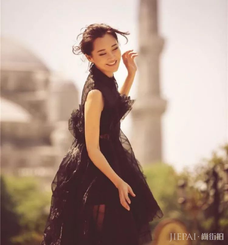 许晴活得像个孩子，各种时装穿搭不重样!