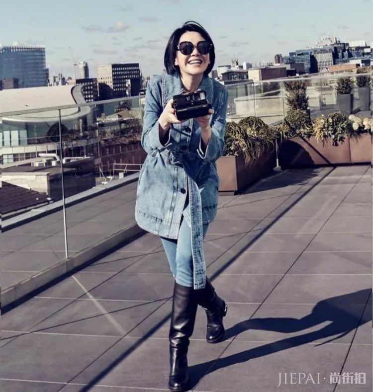 许晴活得像个孩子，各种时装穿搭不重样!