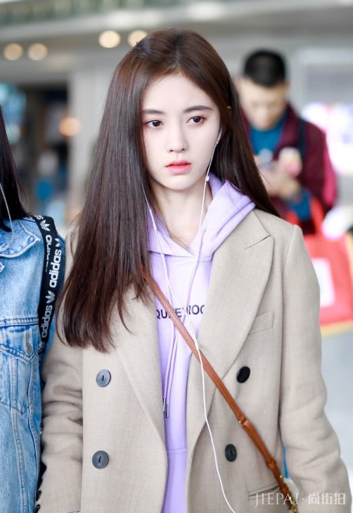 鞠婧祎西装搭配卫衣，时髦到飞起！