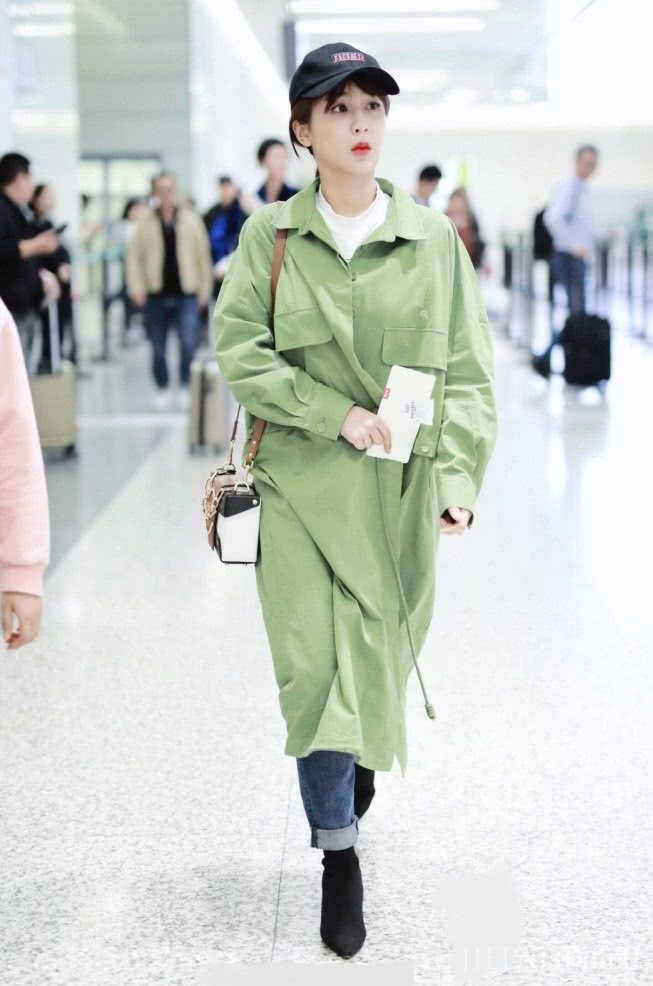 杨紫“软糖鞋”搭配羽绒服,除了显矮也没啥缺点!