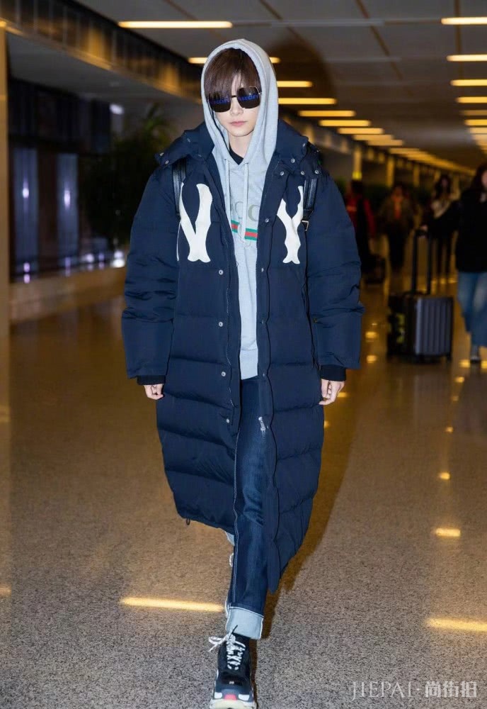 蔡依林两次撞衫李宇春,这回挑战长款羽绒服,小个子的她能赢吗?