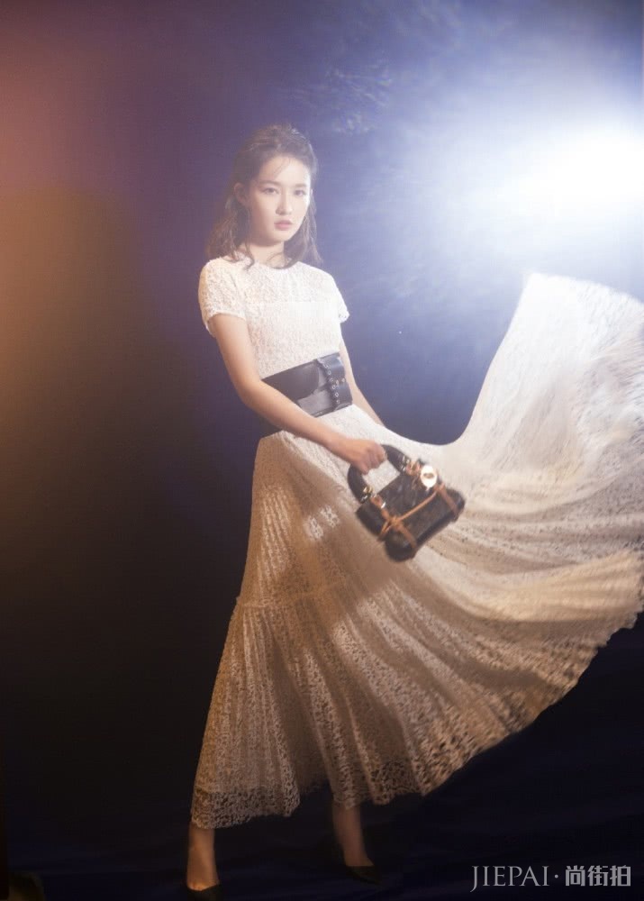 李沁蕾丝裙宽腰带穿出175气场,太美了!