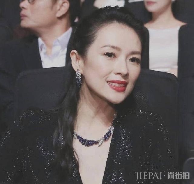 章子怡一袭亮片裙高调走红毯,发型选对美太多!未修图比精修图美