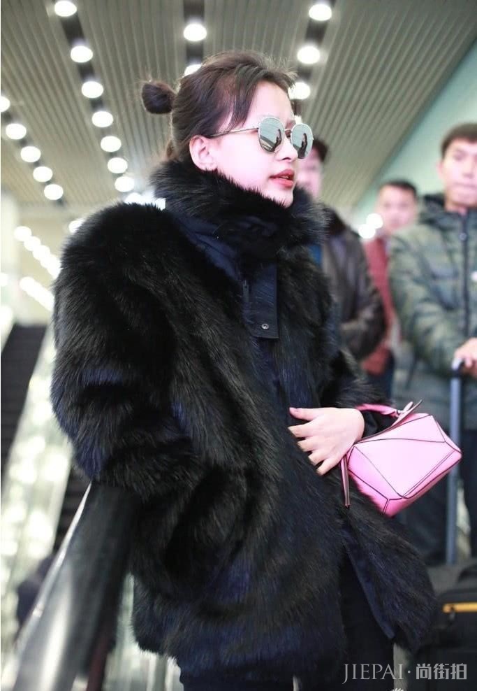 90后女明星开始穿皮草了,孙怡耍酷,徐璐清爽,潮味十足!