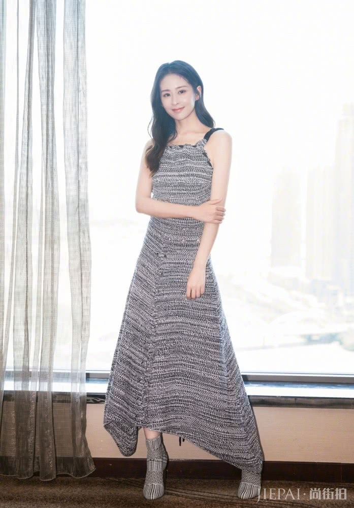 颖儿气质越来越好了,低马尾搭白色衬衣知性优雅又美丽