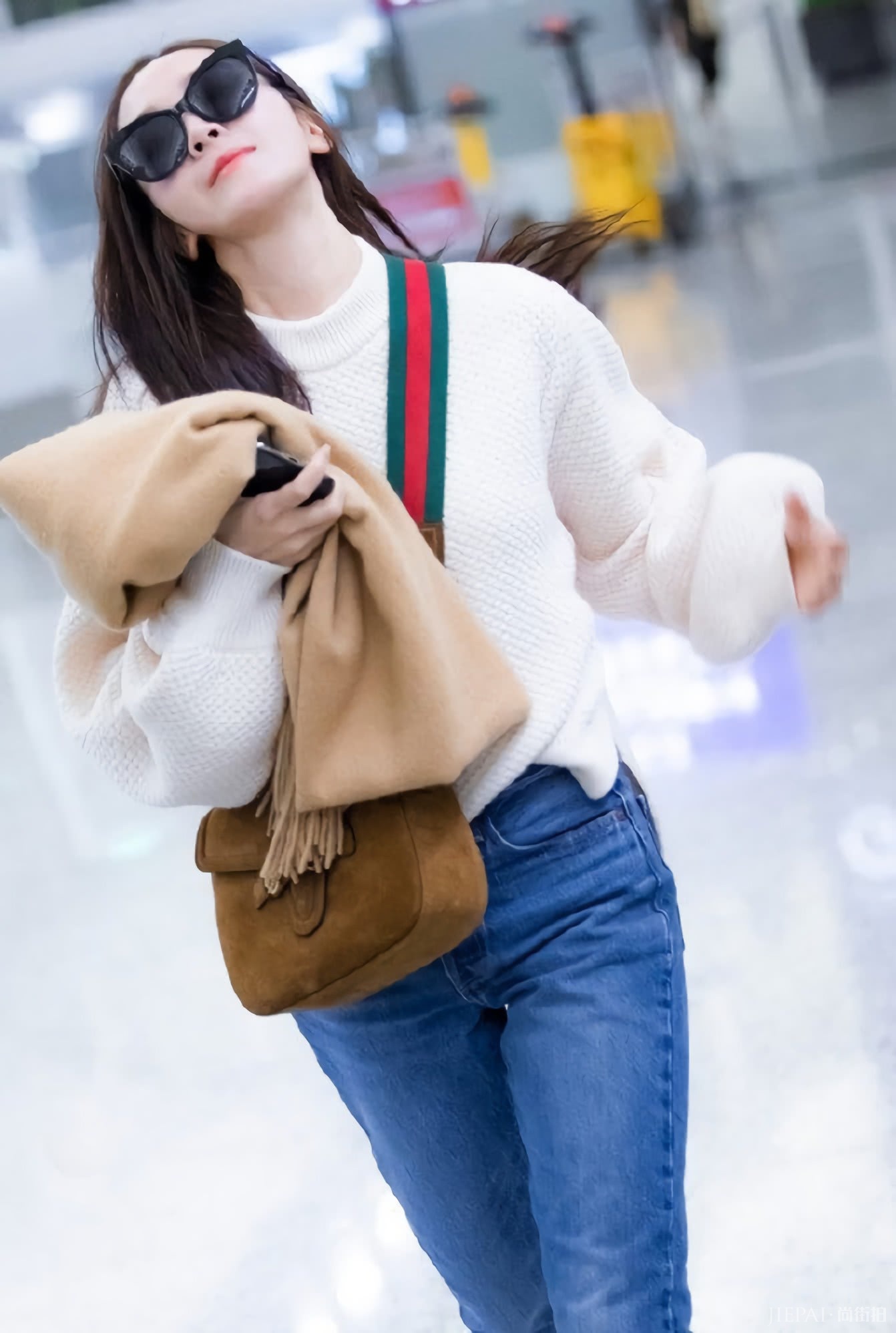 郑秀妍穿烂大街的衣服凹造型,原来是在拍洗发水广告?