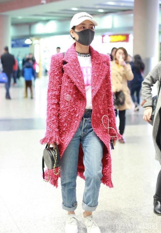 徐帆也紧追潮流, “狗啃刘海”短发加“起球”大衣, 帅气优雅两不误