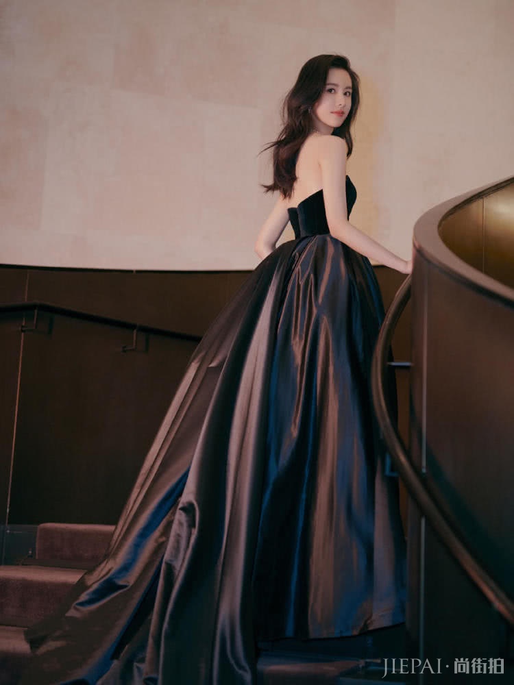 陈都灵与谭松韵,同为少女脸,穿一黑一白礼裙谁更美?
