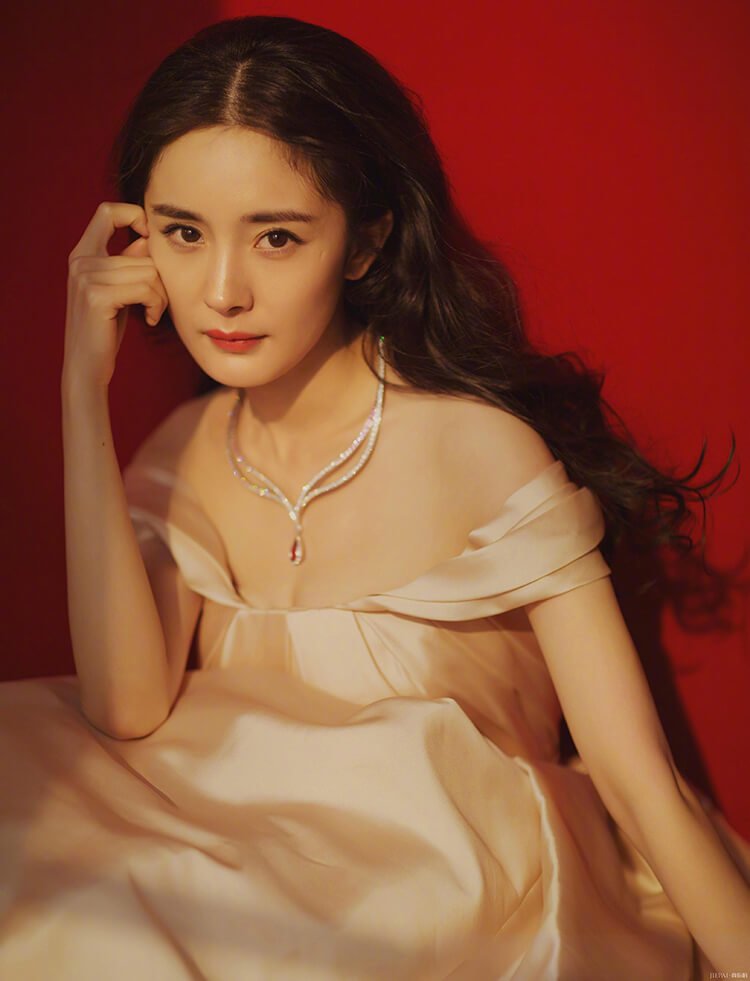 杨幂粉色裙扮嫩却性感撩人,一般人穿不出这美感