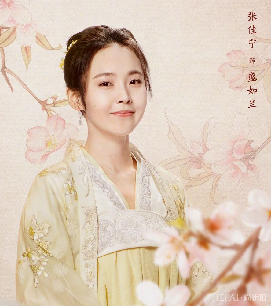 张佳宁扎丸子头再搭配蓝色衬衣,可爱又俏皮