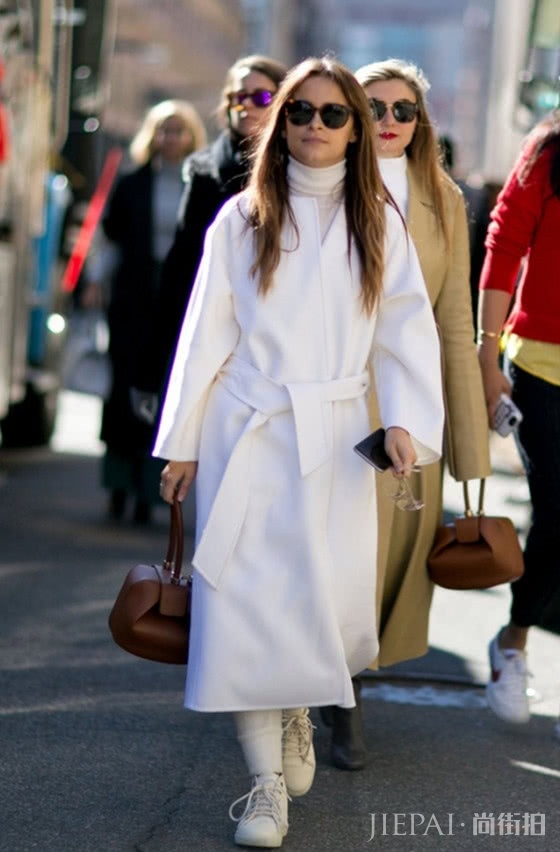 大衣配什么好?大衣搭配小白鞋活力十足
