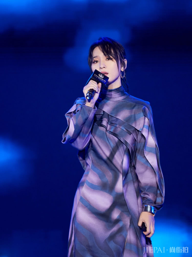 周笔畅居然爱上甜美风，但穿件蛋糕长裙就有点尴尬了！