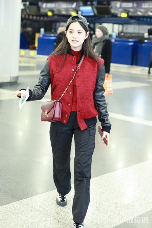 欧阳娜娜穿红黑色拼接夹克, 配一条工装裤, 反戴帽子显俏皮!