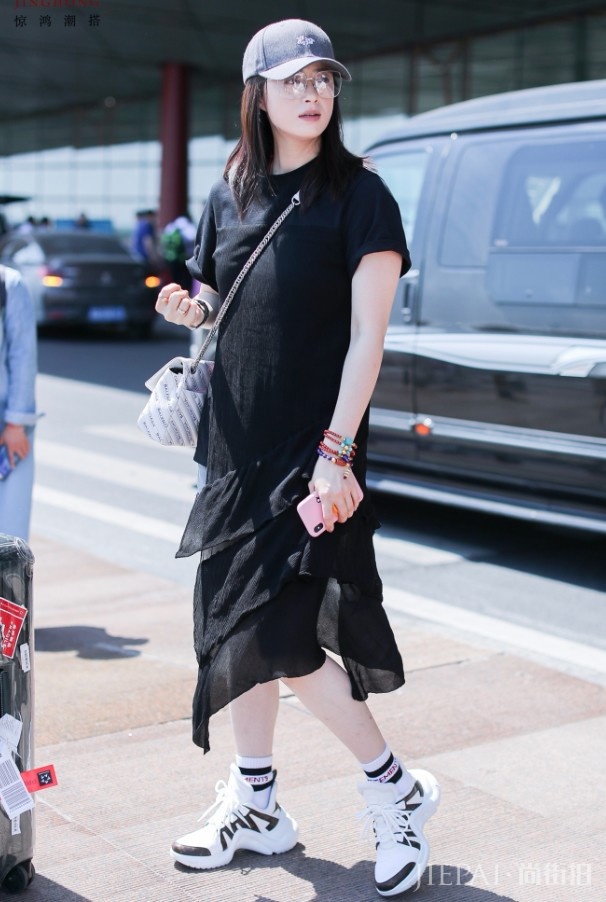 蒋欣仅仅把裤脚折上一截，双腿立长10cm！