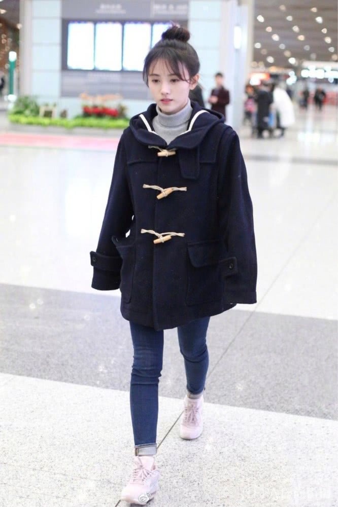 高领毛衣搭配大衣不只是保暖,连气质都提升!