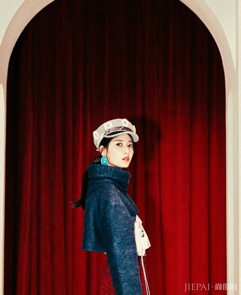 陈钰琪穿宽松羽绒服内搭外套,时尚又不显臃肿