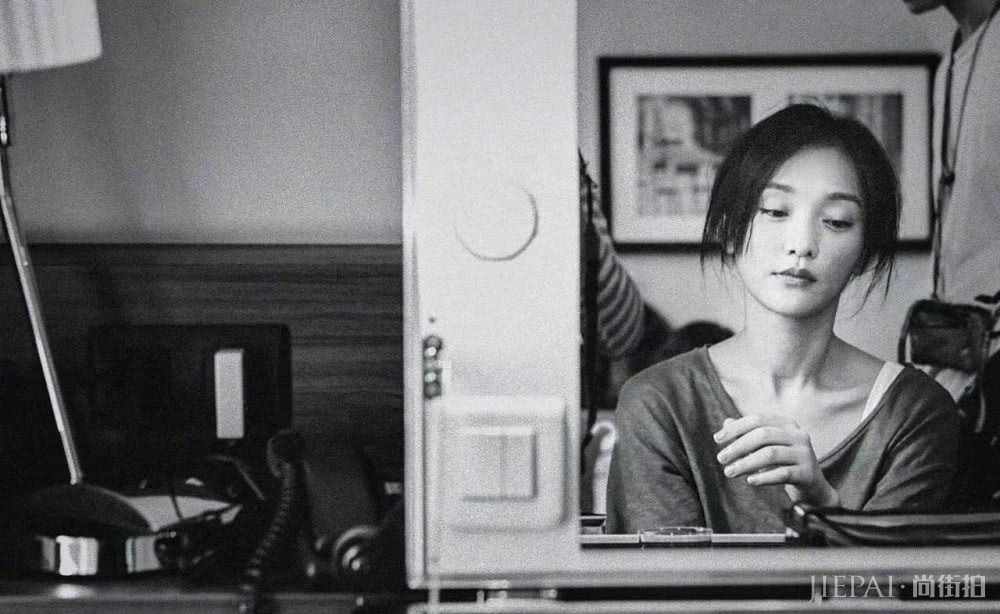 周迅也太鬼马精灵了吧,新书旧照流出,每一张都超有个性