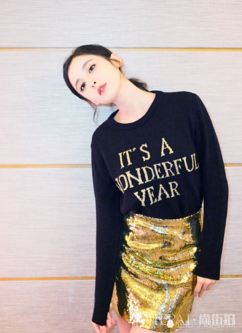 热巴和娜扎的冬日穿搭，一个比一个穿的少，圈粉无数