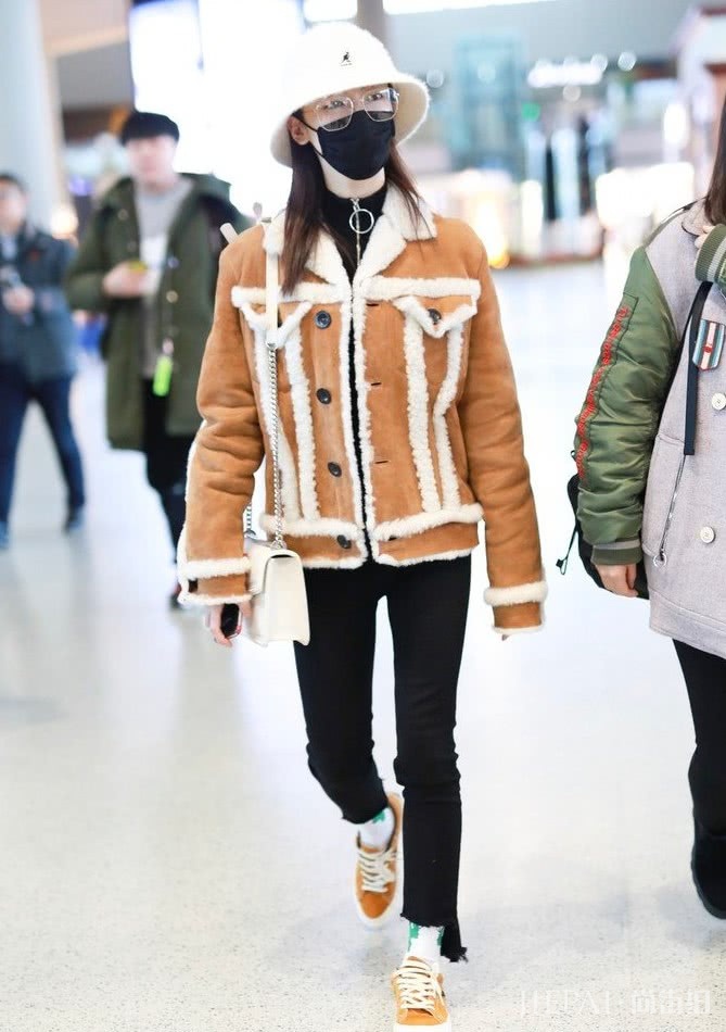 吴谨言把“弹簧裤”剪开一个口,不仅不冷还很时髦!