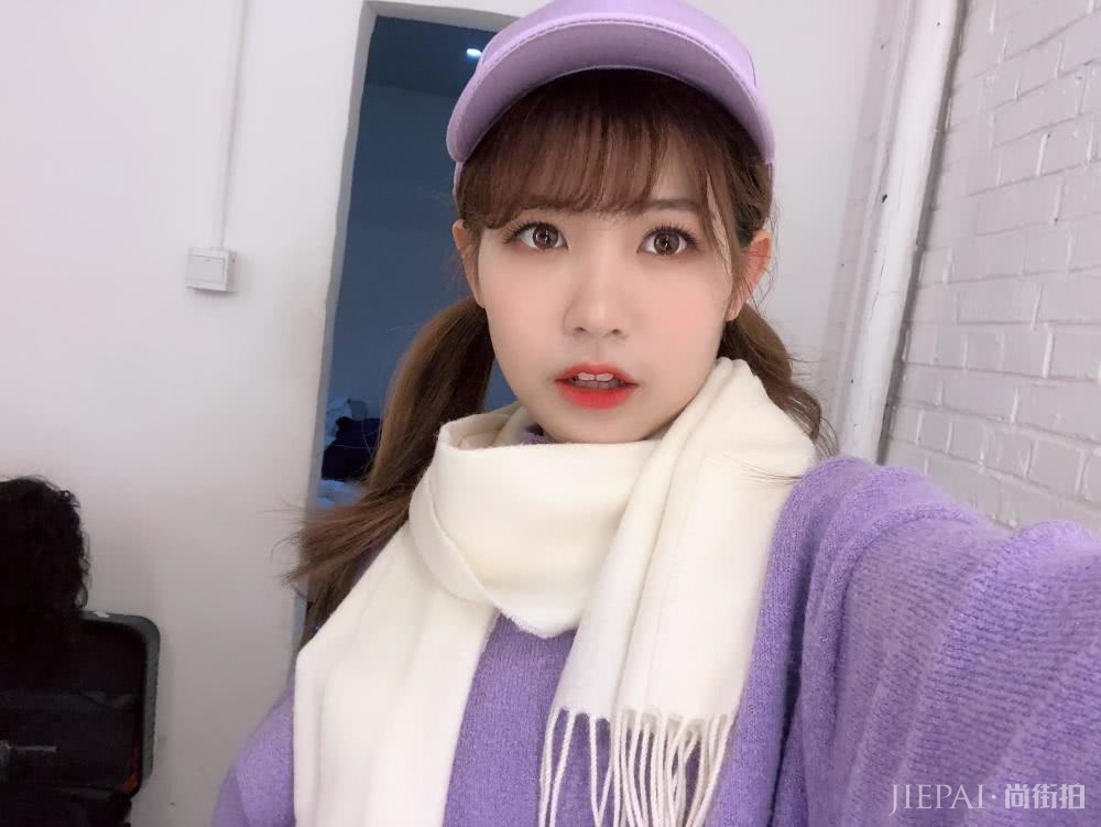 赖美云扎双马尾辫,穿紫色衣服美丽又可爱!