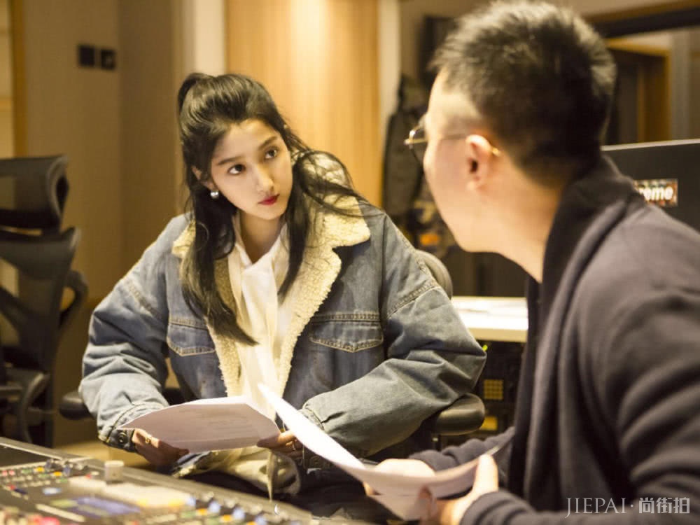 还在穿呢大衣？明星街拍都改穿保暖又时尚的加绒牛仔了