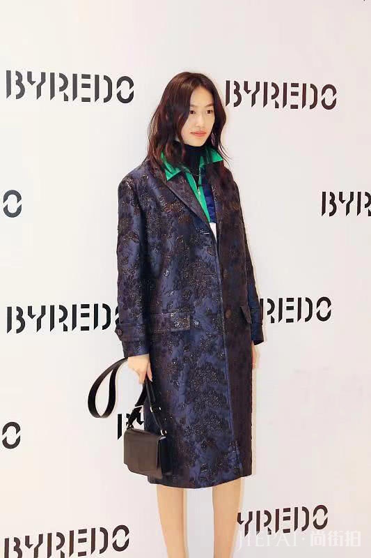 陈冠希老婆秦舒培穿中长款大衣同框陈碧舸,却比陈碧舸肿了好多!