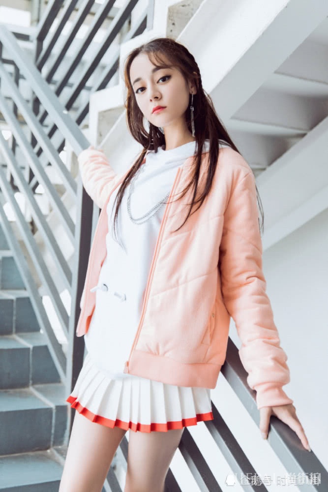 热巴和娜扎的冬日穿搭，一个比一个穿的少，圈粉无数