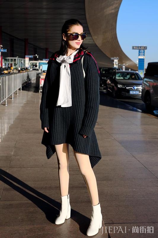 黄圣依露美腿 学院风短裙搭配蝴蝶结青春冻龄